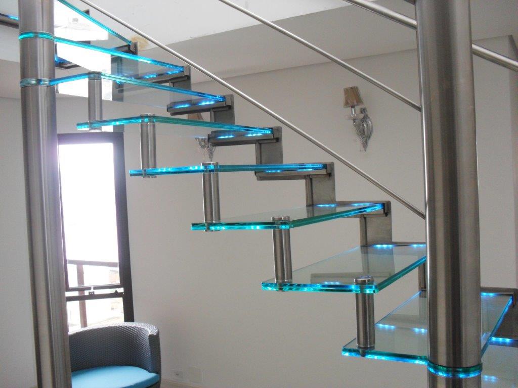 Escada de aço inox com degraus de vidro