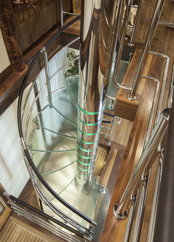 foto da escada helicoidal com degraus de vidro 4